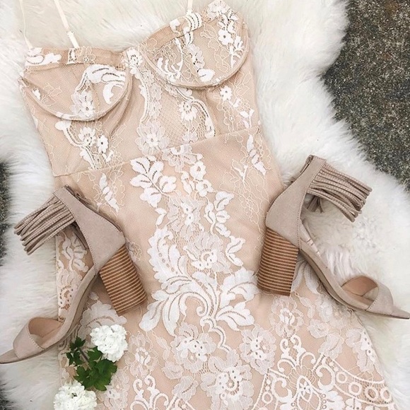 storia Dresses & Skirts - Nude and white lace dress